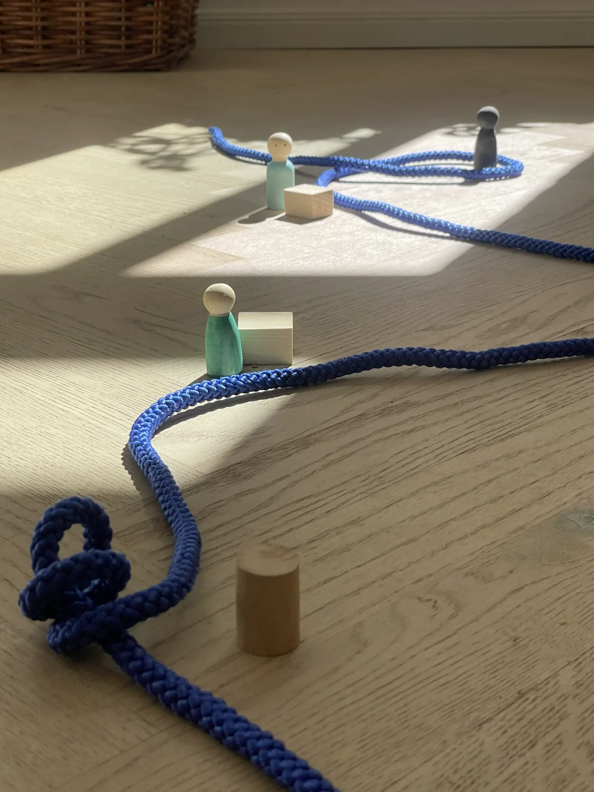 Systemische Aufstellung mit Holzfiguren und Seilen